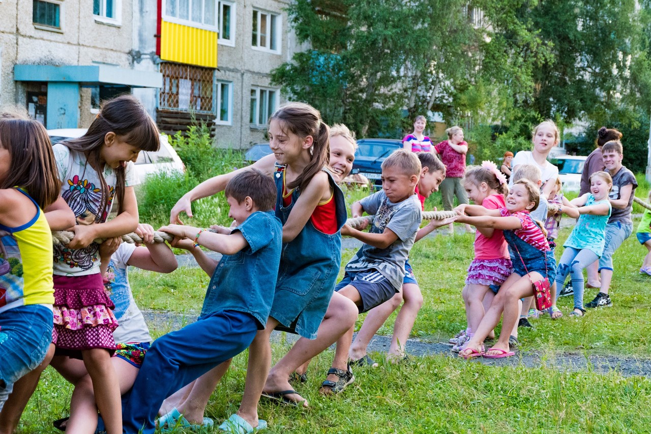 Игры детства на улице. Дети во дворе. Дети играющие во дворе. Летние дворовые игры. Дети во дворе летом.